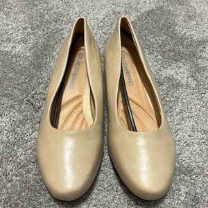 Low heel cream shoe